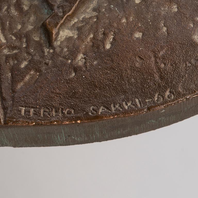 TERHO SAKKI, reliefi, pronssi, signeerattu ja päivätty -66.