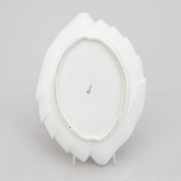 A leaf-shaped porcelain dish, Meissen, 18th century.