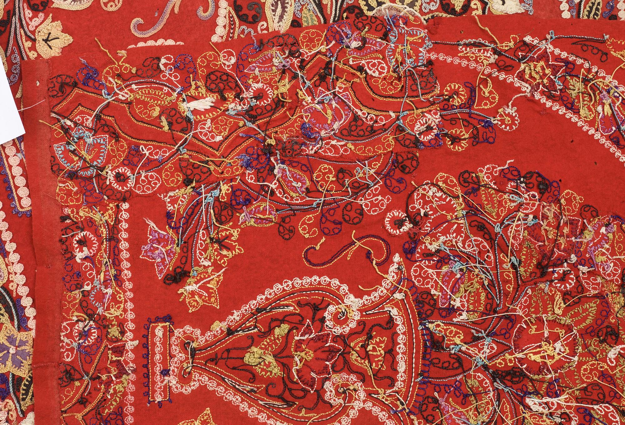 ANTIQUE RASCHT EMBROIDERY. 57 x 212,5 cm.