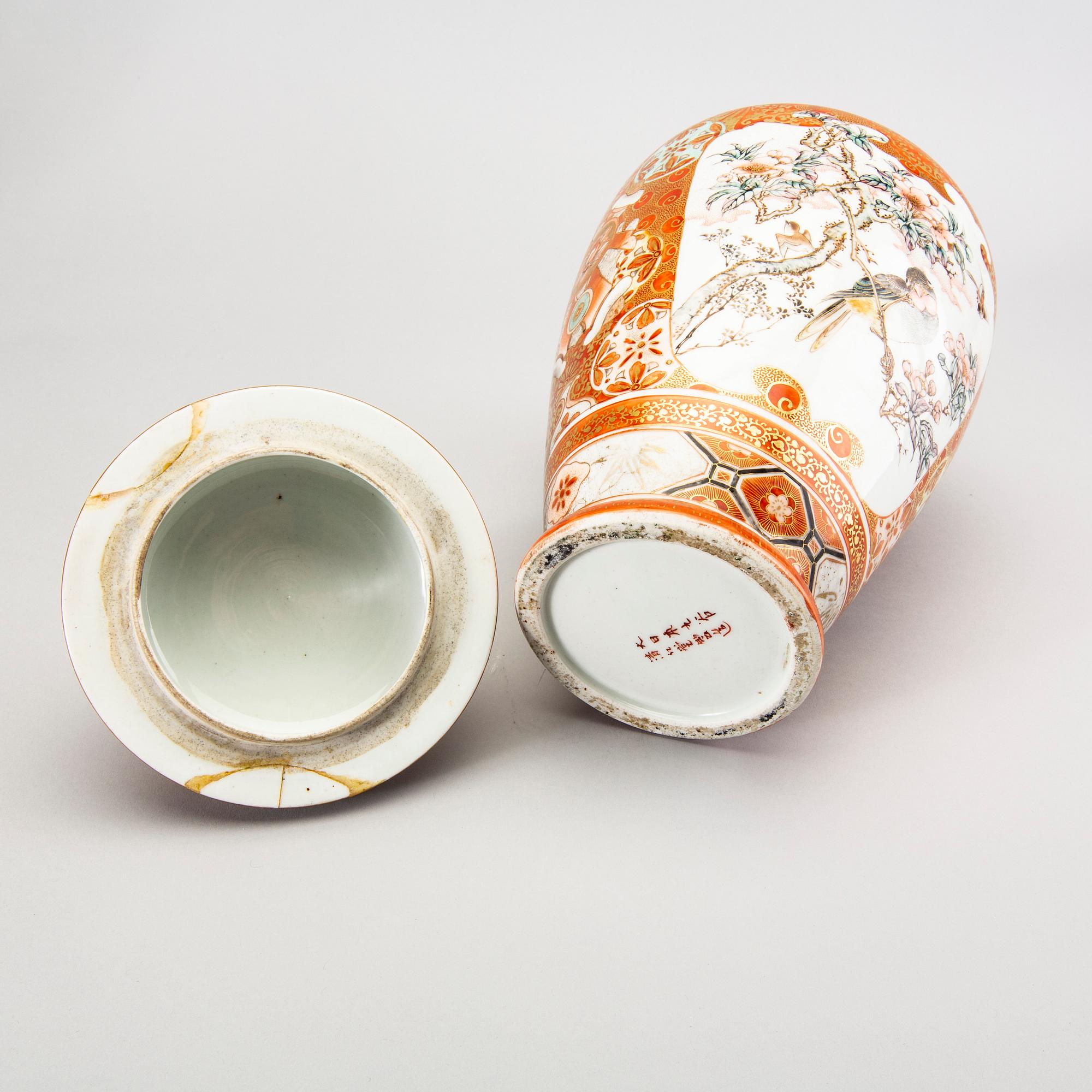 A Chinese porcelain urn around 1900.