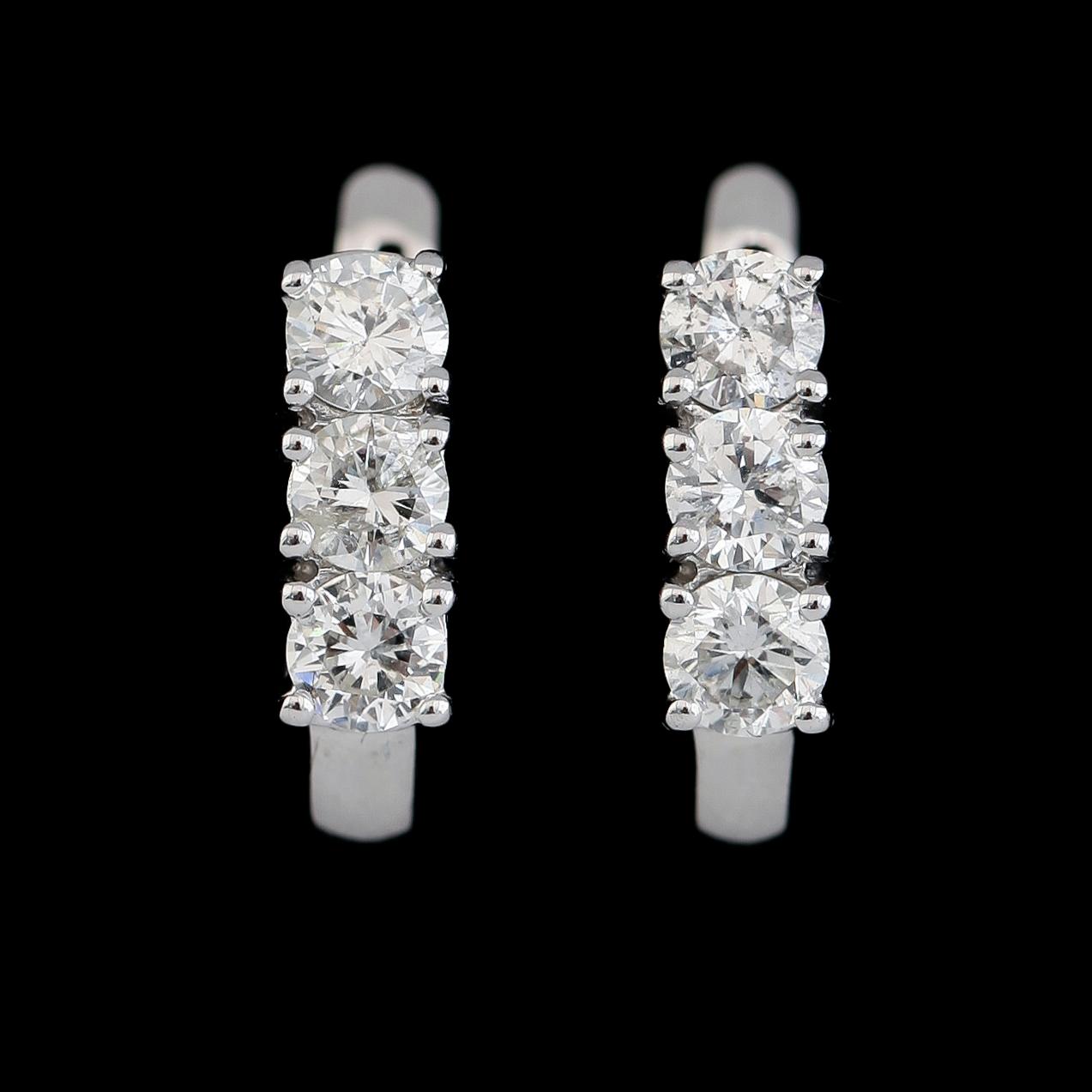 ÖRHÄNGEN, 1 par, 18K vitguld, 6 briljantslipade diamanter tot ca 1.05 ct.