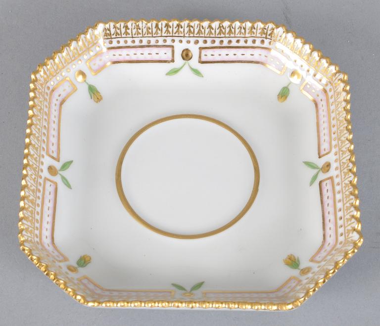 CREMEKOPPAR MED LOCK OCH FAT, 2 st, 
porslin, "Flora Danica" Royal Copenhagen, Danmark.