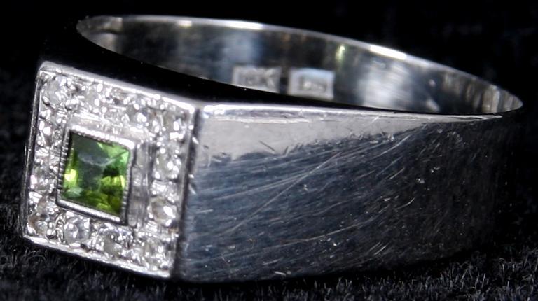 RING, vitguld, briljanter samt grön sten. Tot vikt 4 gram.