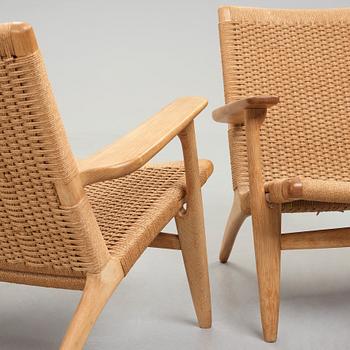 Hans J. Wegner, a pair of oak "CH-25" armchairs, Carl Hansen & Son, Denmark.