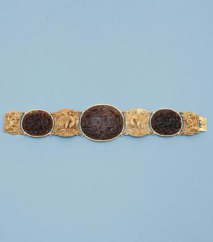 1426. A gold filigree and sculptured tortoise bracelet, Qing dynasty, 19th Century.