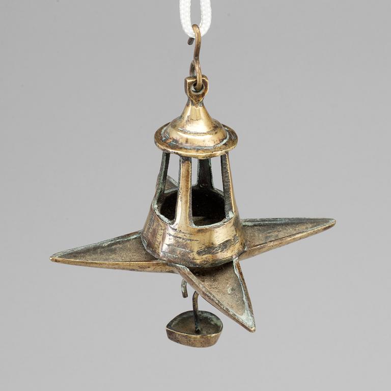 AN 18TH CENTURY BRONZE OIL LAMP.