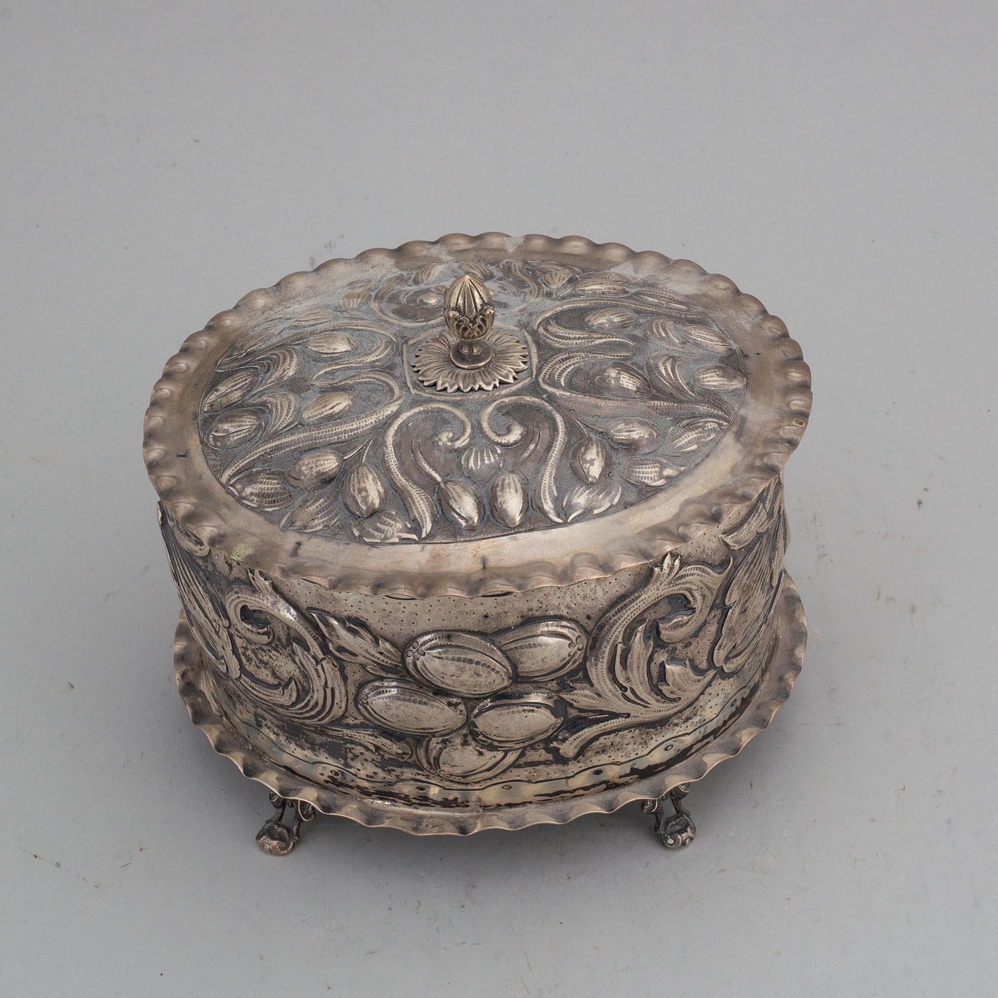 SKRIN MED LOCK, silver, otydliga stämplar, troligen Österrike, 1800-tal.