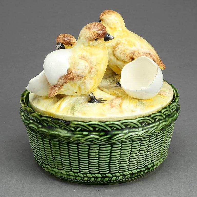 ÄGGKORG, fajans, 1900-talets första hälft.