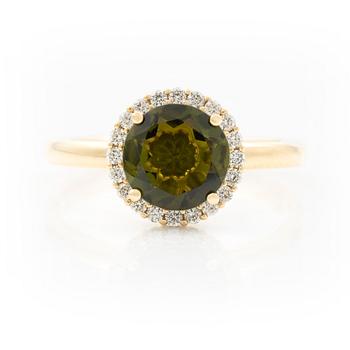 Ring 14K gold with green tourmaline and brilliant-cut diamonds.
