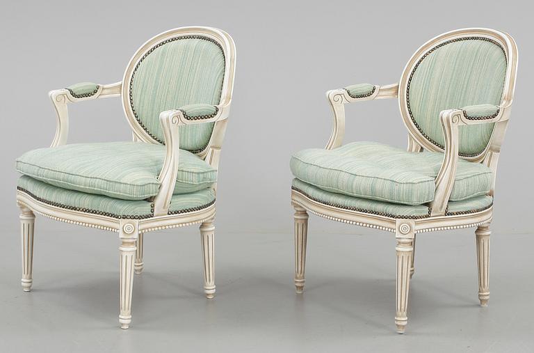 KARMSTOLAR, ett par, gustaviansk stil, 1900-talets första hälft.