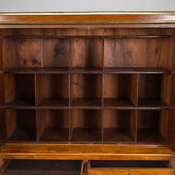 Skåp sengustavianskt, 1800-talets början och slut.