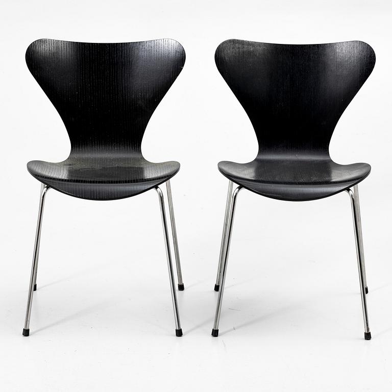 Arne Jacobsen, Chairs, a pair, "Series 7", Fritz Hansen, Denmark, 2000s.