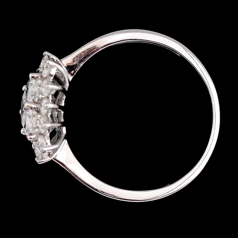 RING, 18K vitguld, diamanter tot ca 1.37 ct. Vikt ca 3 g.