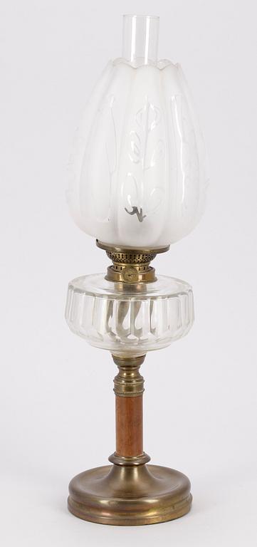 FOTOGENLAMPA, mässing och glas, märkt Kosmos Brenner, omkring 1900.