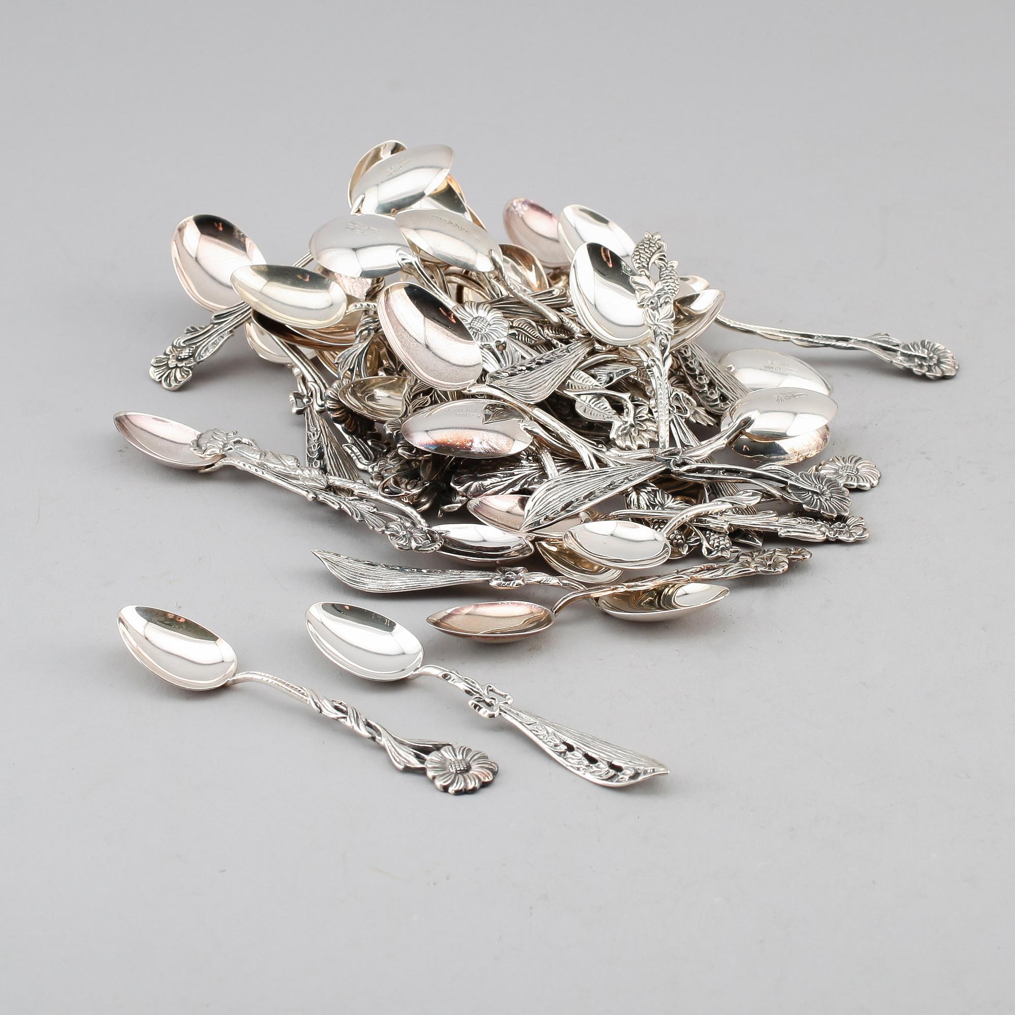 MOCKA- OCH KAFFESKEDAR, 46 st, silver, "Svenska Floran", 1900-talets andra hälft. Total vikt ca 445 g.