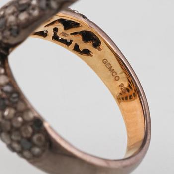 RING, förgyllt silver med fasettslipade diamanter ca 1.98 ct samt smaragder ca 0.03 ct. Vikt 5,0 gram.