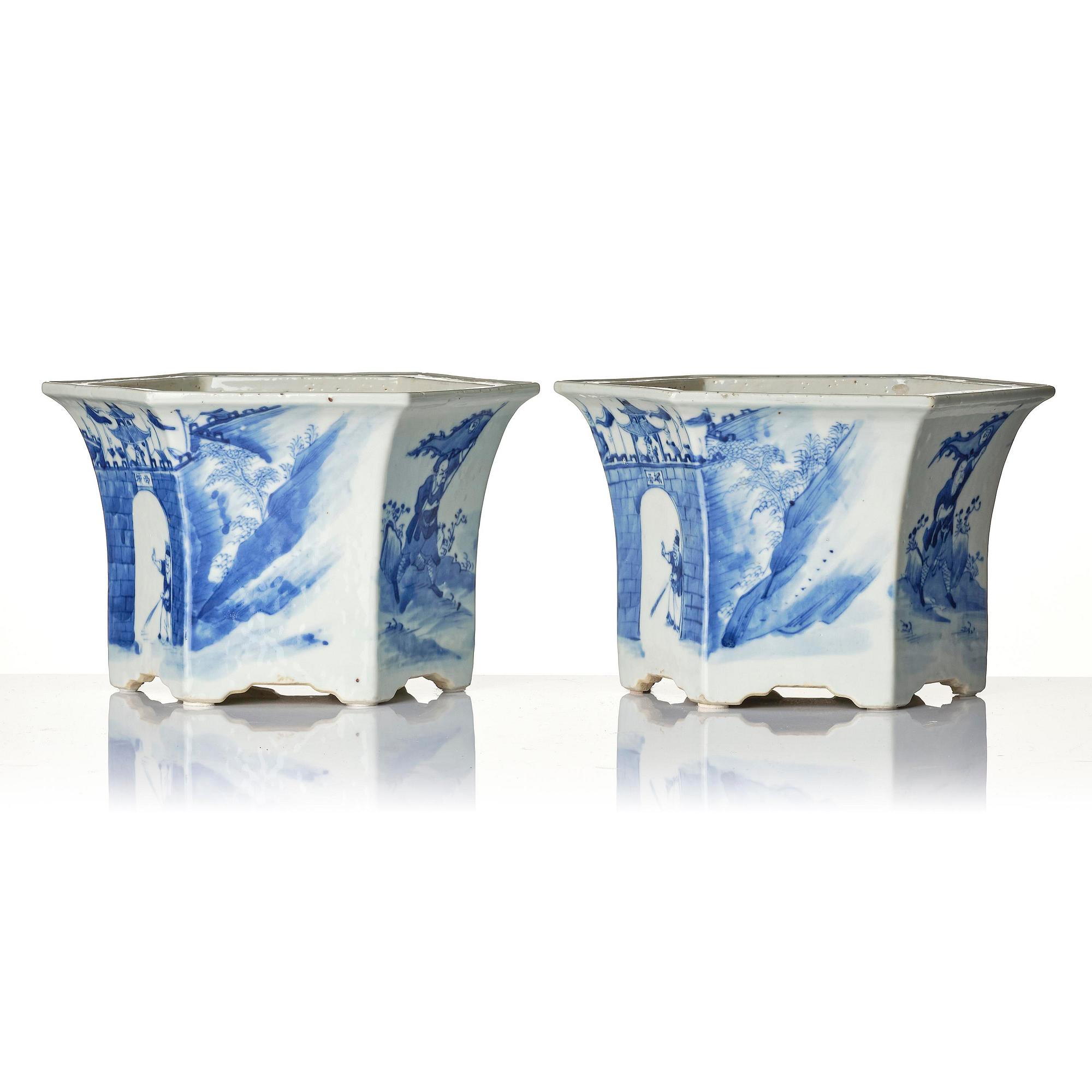 A pair of blue and white jardinieres, Qing dynasty, 19th century.