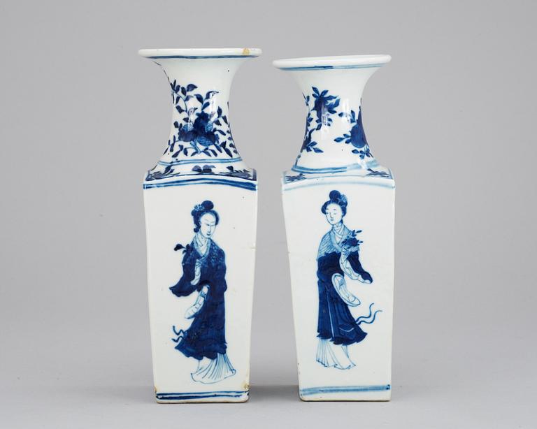 A set of two blue and white vase, Qing dynasty.