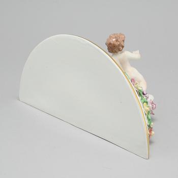 A porcealin shelf, probably from Dresden, first half of the 20th century.