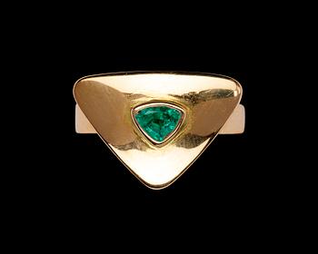 797. RING, gold with emerald.