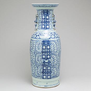 A Chinese blue and white vase, early 20th century.