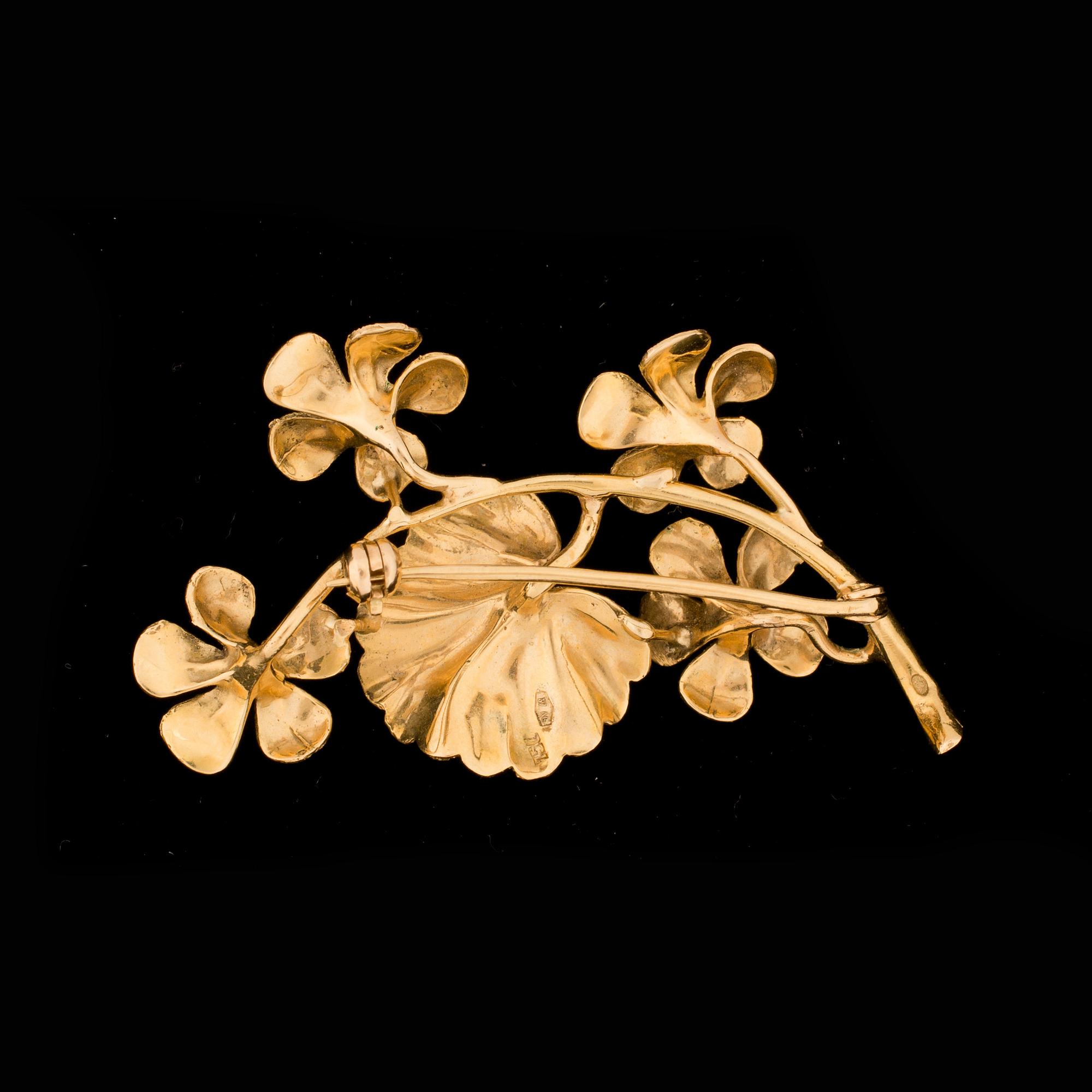BROSCH, 18k guld med små röda stenar. Vikt ca 8 gram.