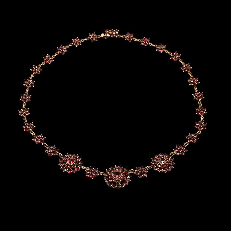 COLLIER, förgyllt silver med fasettslipade granater, 1900-tal.