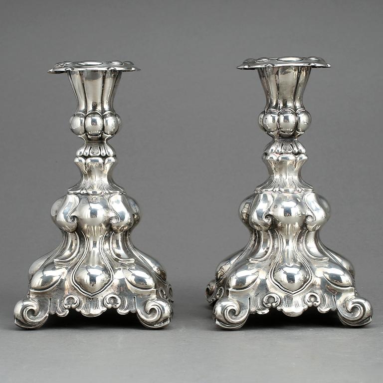 LJUSSTAKAR, ett par, silver, svenska importstämplar, Barockstil, 1900-tal.