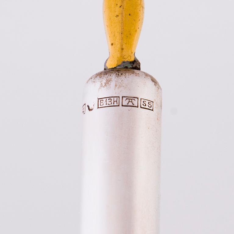 A silver ink stand and a silver pen, Kultakeskus, Hämeenlinna 1936 and Suomen Kultaseppä oy, Turku 1923.