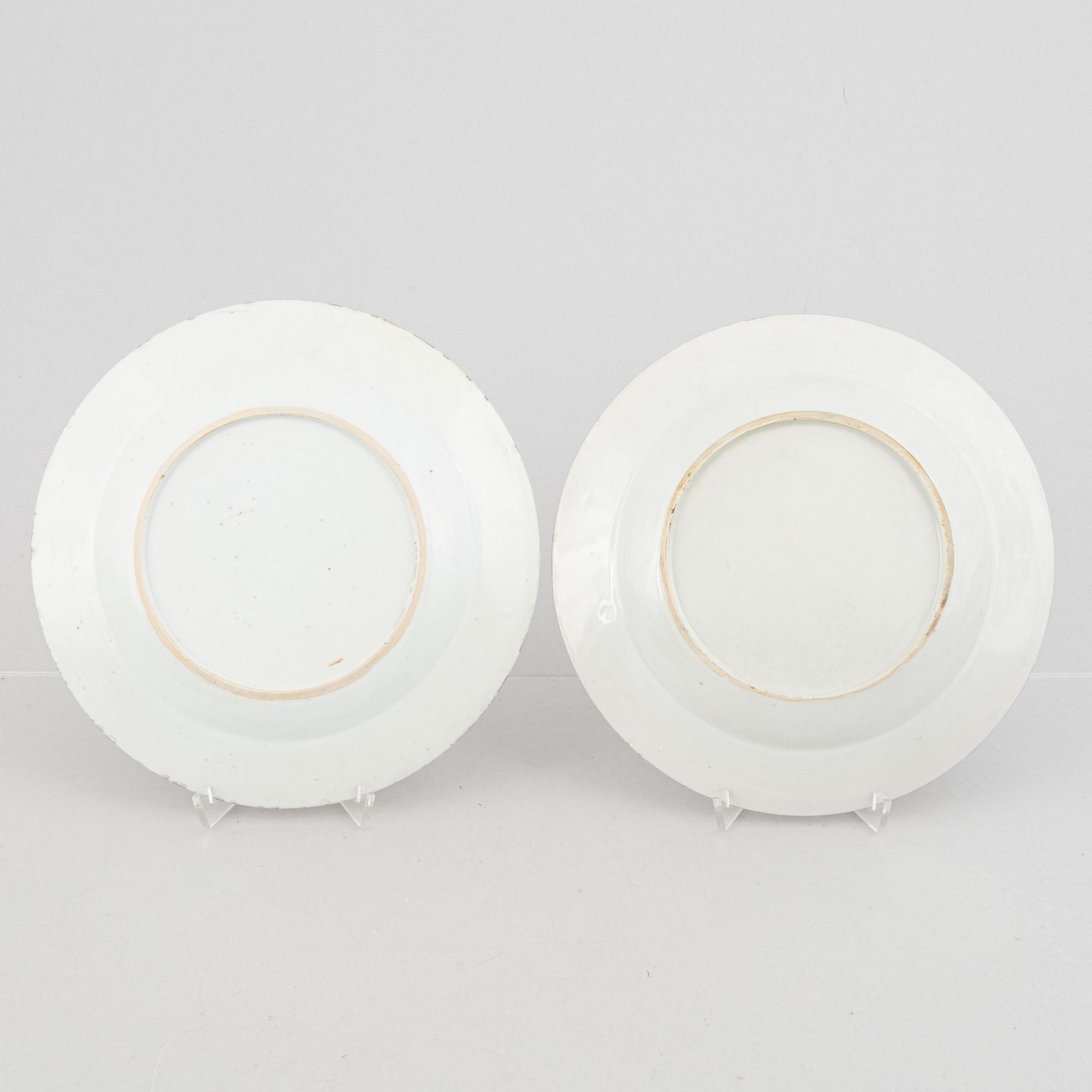 Two pairs of Chinese export porcelain plates, Qing dynasty, first half of the 18th century including  Yongzheng.