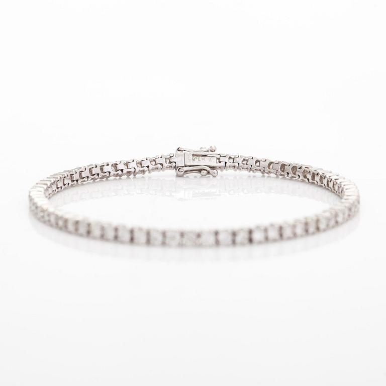 Tennisrannekoru, 18K valkokultaa, briljanttihiontaisia timantteja yhteensä noin 3.84 ct kaiverruksen mukaan.