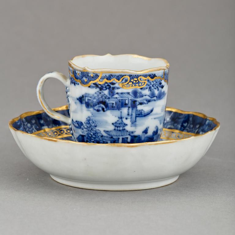 TERRIN samt KOPP med FAT, porslin, Qingdynastin, Kina, Qianlong (1736-95).