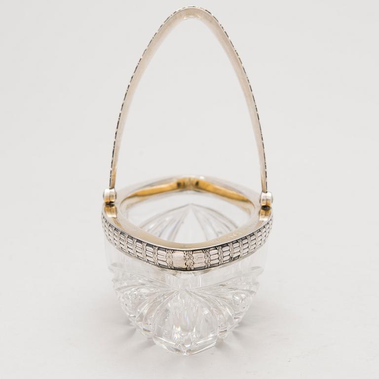KAVIAR SKÅL, silver och slipat glas, Ryssland, Moskva 15 artellen, daterad 1914.