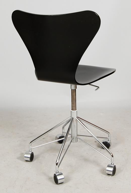 SNURRSTOL, "Sjuan", Arne Jacobsen för Fritz Hansen.
