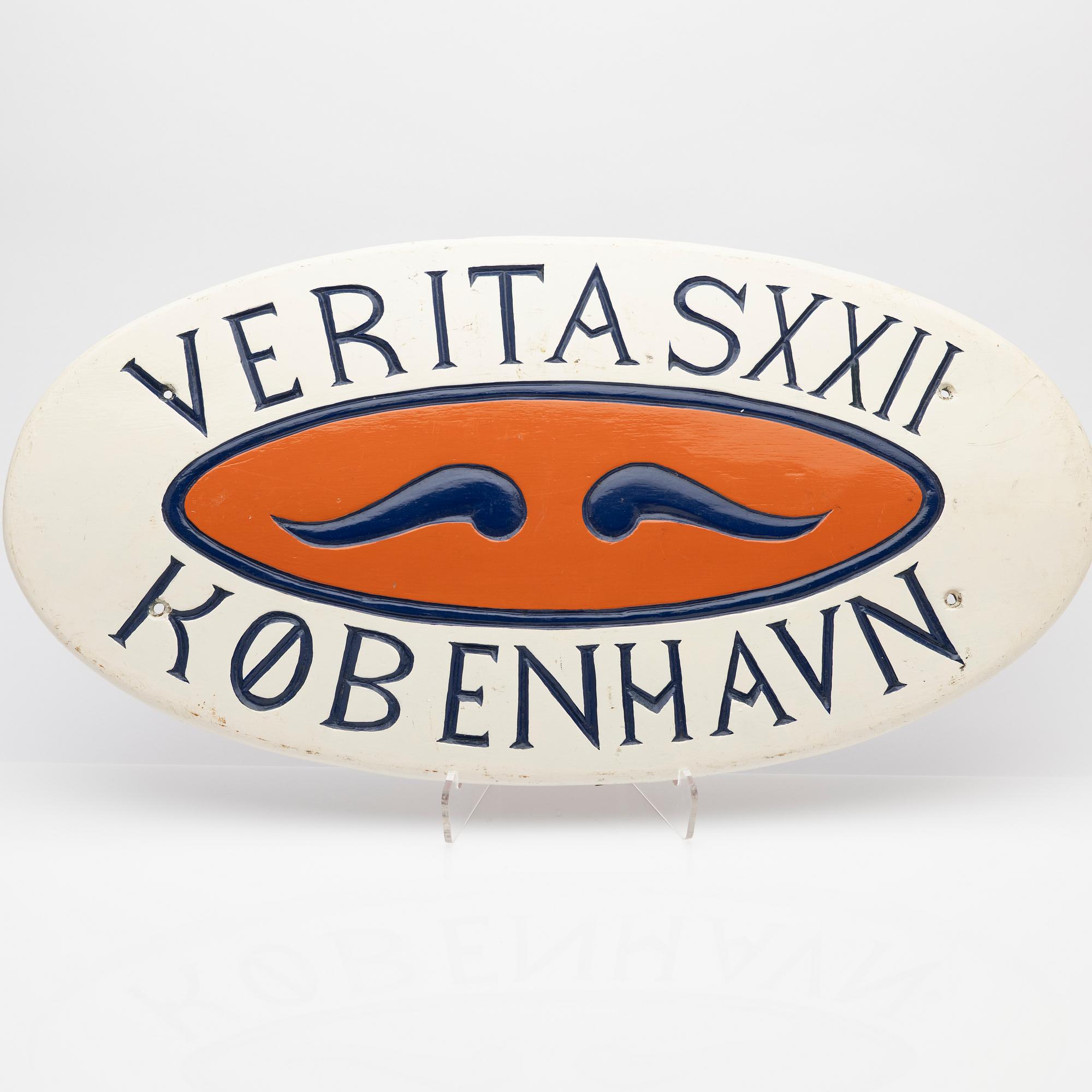 Name board "Magnus Alborg" / "Veritas XXII (Köbenhavn" Copenhan).