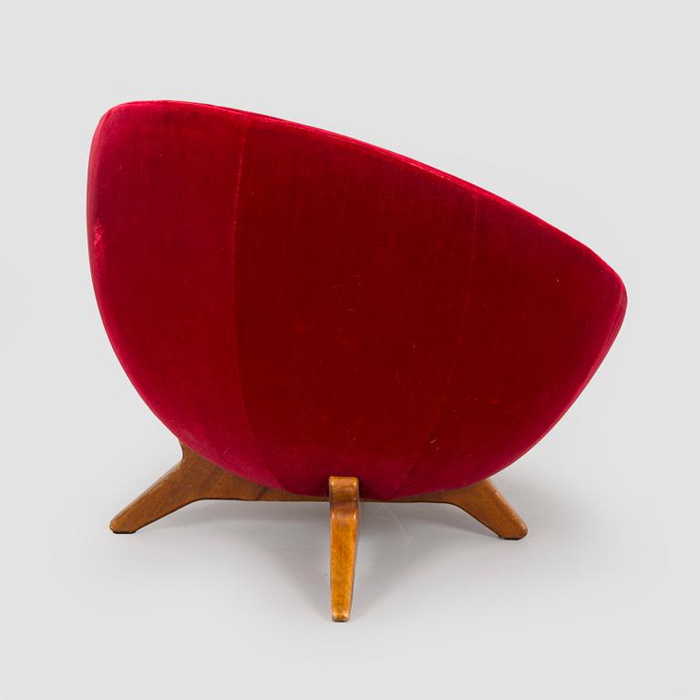 A 1950s easy chair.