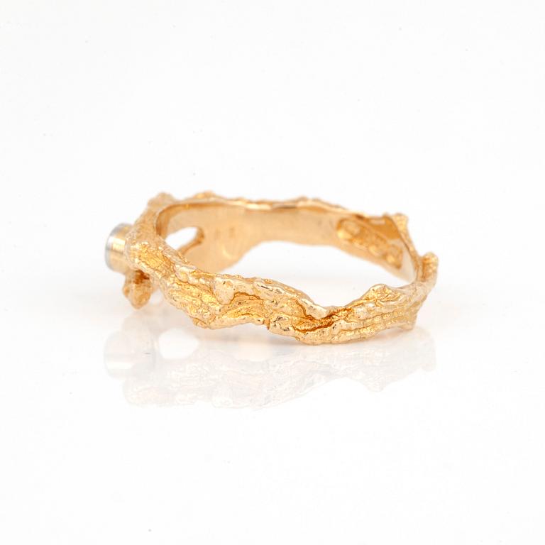 RING, 18K guld med diamant a 0.02 ct. Lapponia, Finland 1975. Total vikt ca 3,3 g.