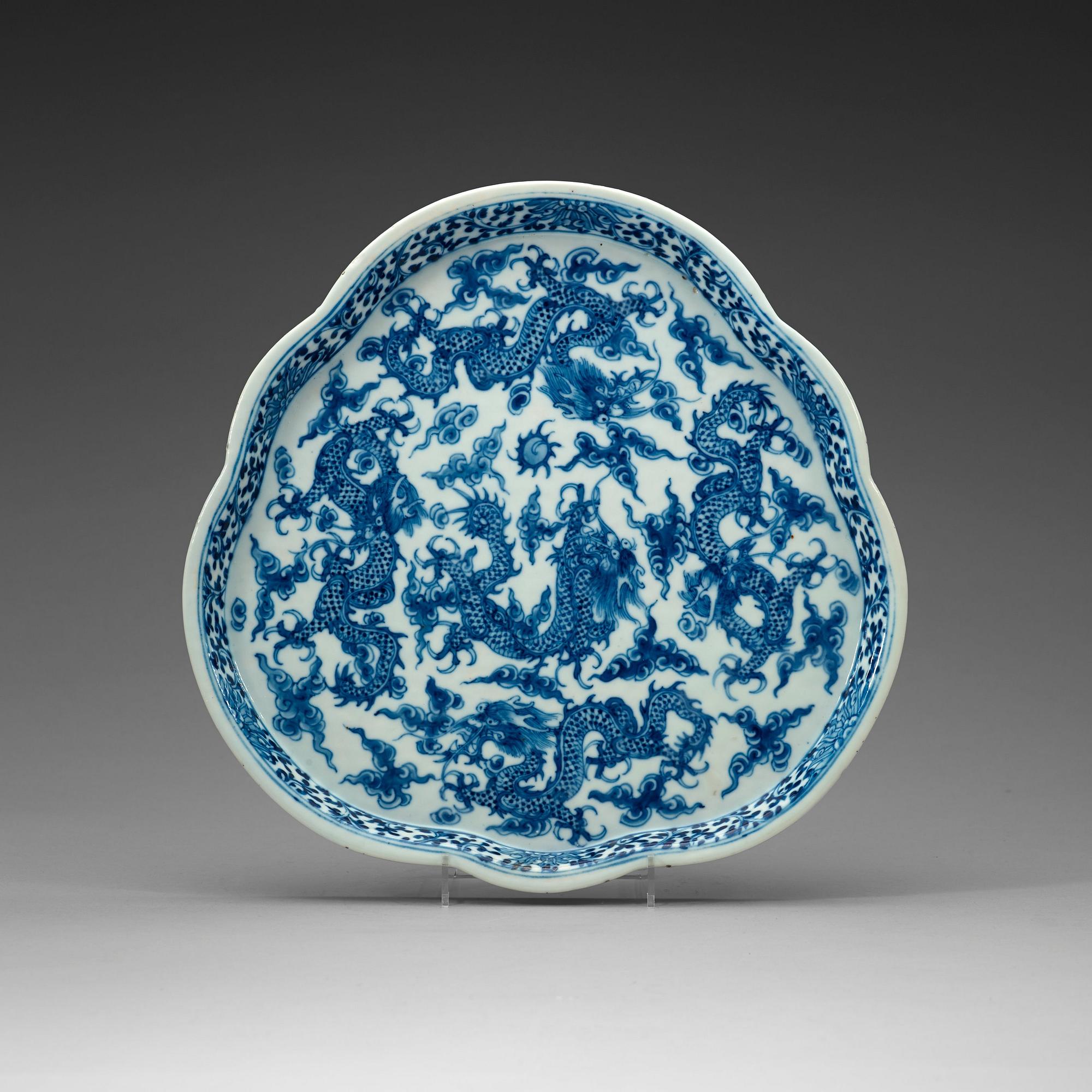 BRICKA, porslin. Qing dynastin, 1800-tal.