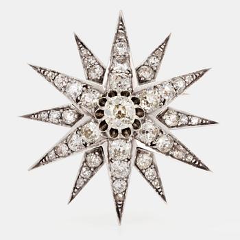 1018. En stjärnbrosch med gammalslipade diamanter.