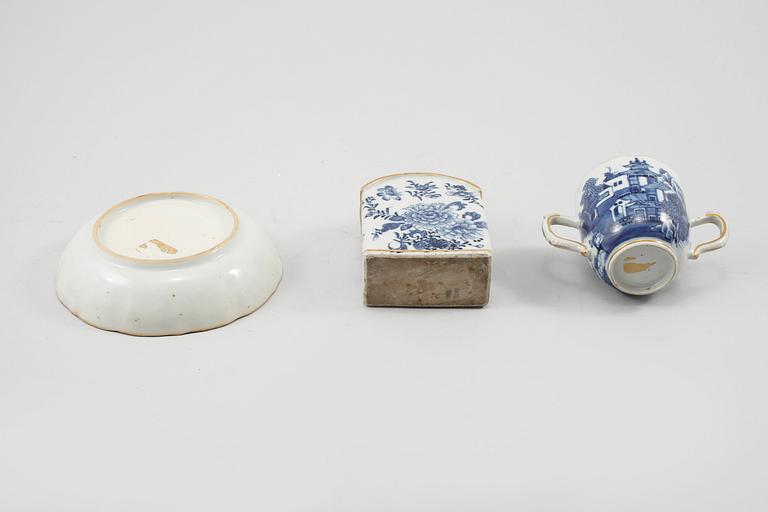 TEDOSA samt KOPP MED FAT, porslin, Kina, 1700-tal.