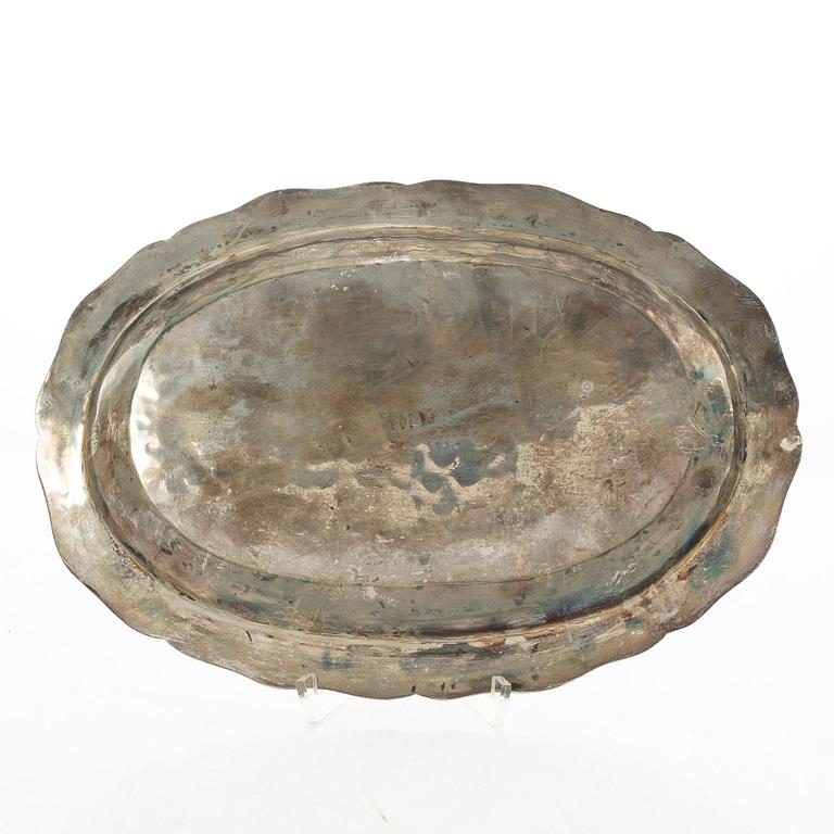 A pair of silver dishes, 20th century.