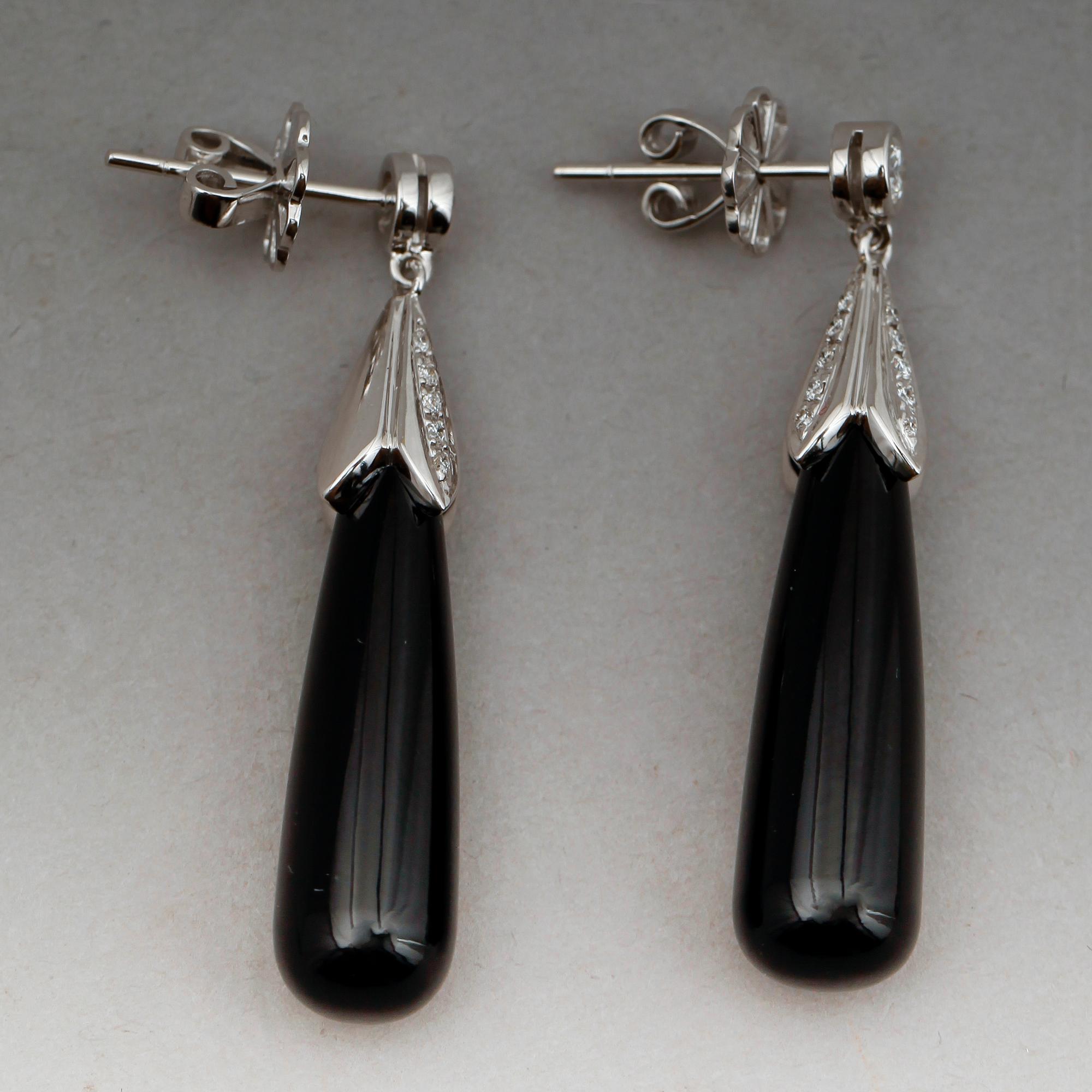 ÖRHÄNGEN, 1 par, 18 k vitguld, svarta agater ca 27,0 ct samt briljanter tot ca 0,36 ct.