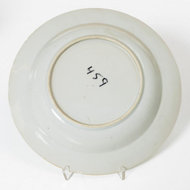 Tallrikar, tre stycken, porslin. Qingdynastin, 1700-tal.