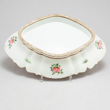 A large famille rose Canton footed serving dish, Qing dynasty, late 19th century.