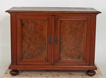 BOKSKÅP, nyrenässans, omkr 1900.