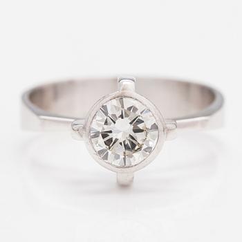 An 18K white gold ring with a ca. 1.10 ct diamond. Luolavuoren Kulta, Turku 1966. With certificate from Kultasarvi.