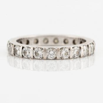 Cartier alliance ring in white gold with round brilliant-cut diamonds.