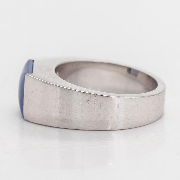 Cartier, "Tank" ring in 18K white gold and moonstone.