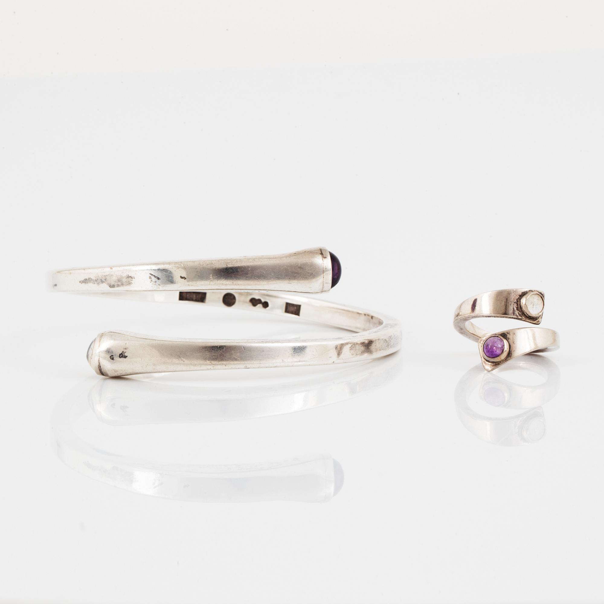 SVEN-ERIK HÖGBERG, Ring + Armring, silver med cabochonslipade stenar.
