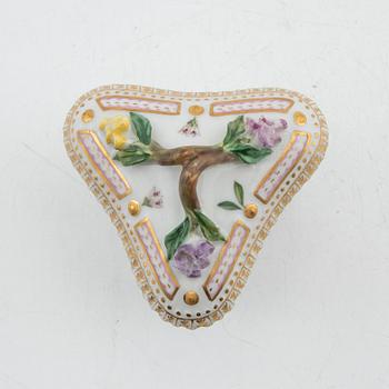 Royal Copenhagen, Crèmekopp med lock och fat, porslin, "Flora Danica", Royal Copenhagen, Danmark.